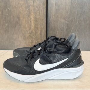 Nike Kids Black and White Star Runner 04